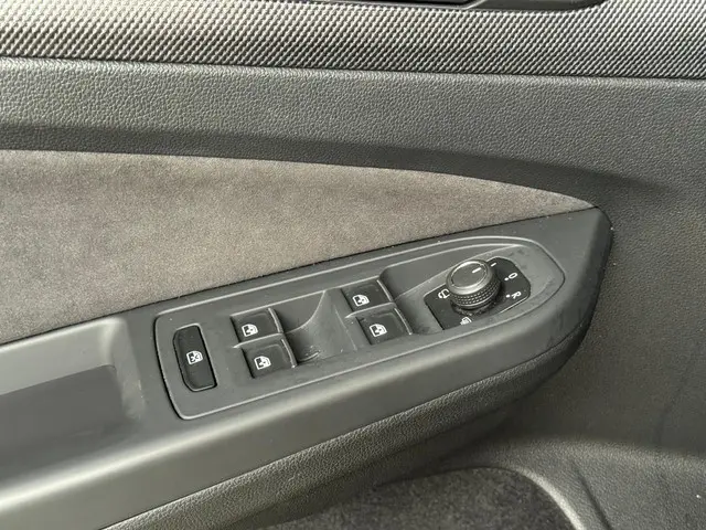 Volkswagen Golf 1.5 eTSI R line / Pano / H&K / 2025 Benzine 17