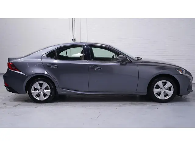 Lexus IS 300h Hybrid 2020 Hybride Benzine 8