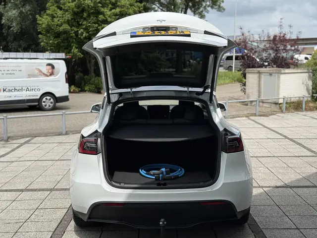 Tesla Model Y Long Range Dual AWD 2023 Elektrisch 17