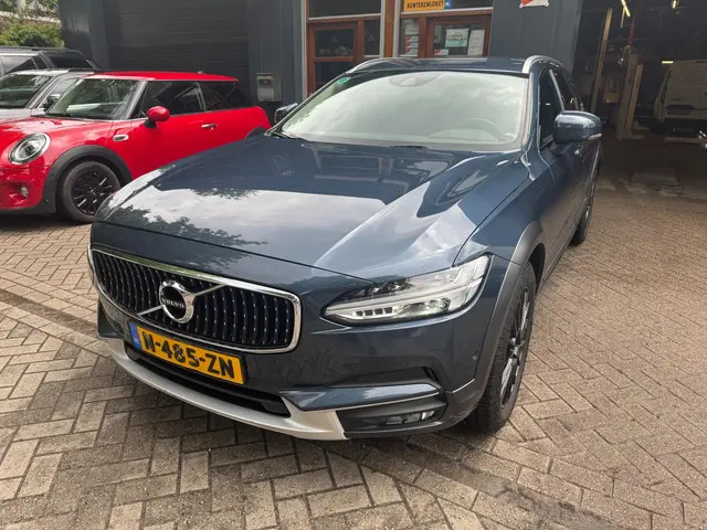Volvo V90 2