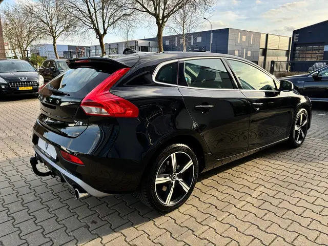 Volvo V40 2.0 T4 R-Design 2018 Benzine 24