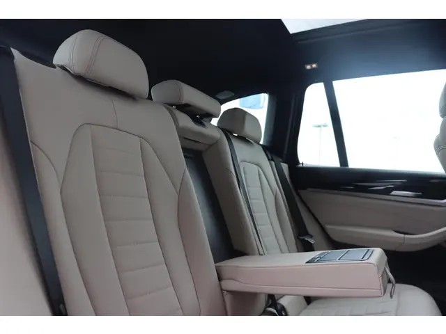 BMW X3 xDrive20i High Executive 2018 Benzine 12