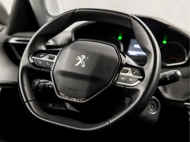 Peugeot 2008 1.2 PureTech Sport 2021 Benzine 19