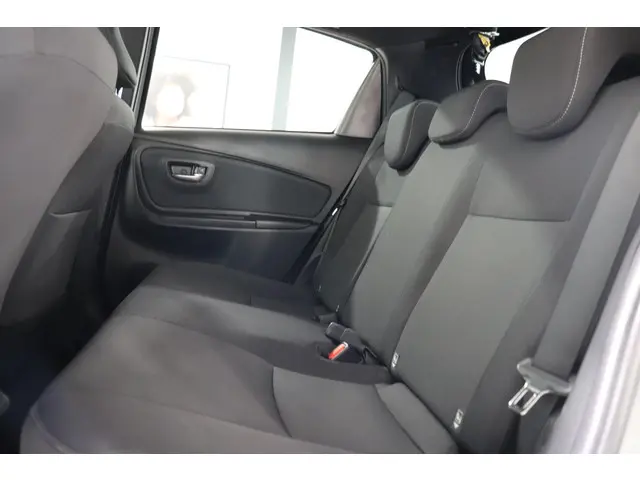 Toyota Yaris 1.5 Hybrid Bi-Tone, 2018 Hybride Benzine 17