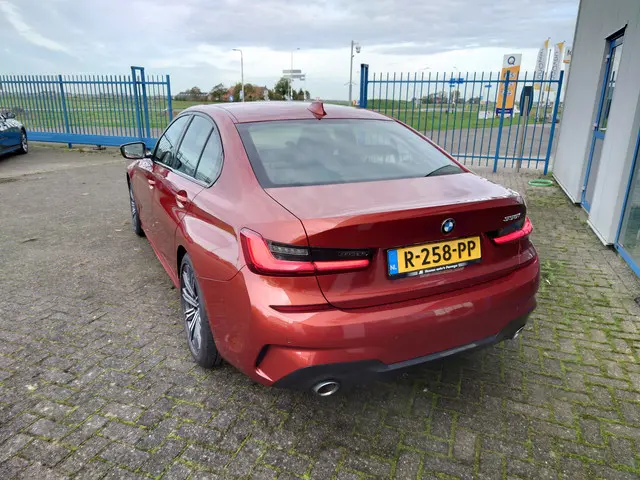 BMW 3 Serie 330i High Executive 2019 Benzine 14
