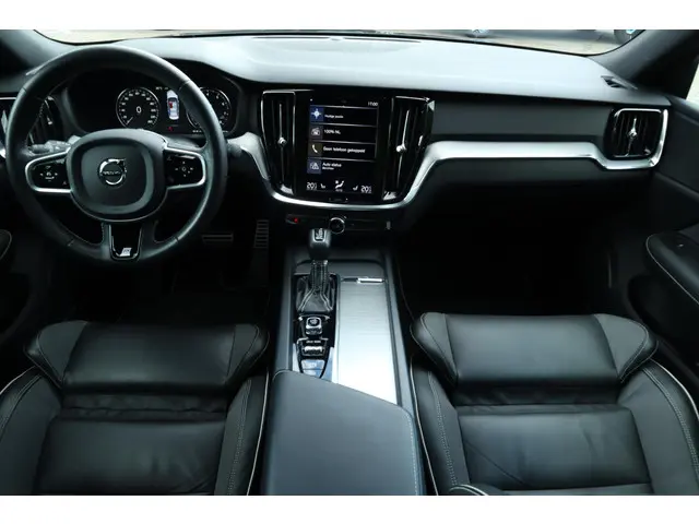 Volvo S60 2.0 T4 R-Design 2020 Benzine 25