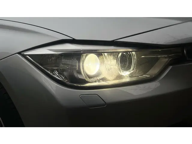 BMW 3 Serie 320i Business 2013 Benzine 8