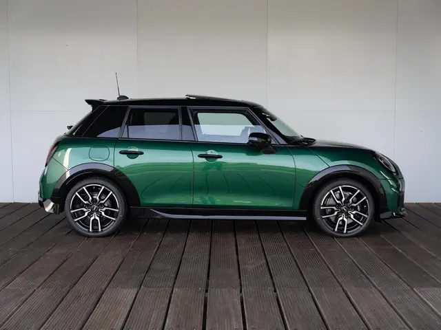 MINI 5-Deurs Cooper C 2025 Benzine 4