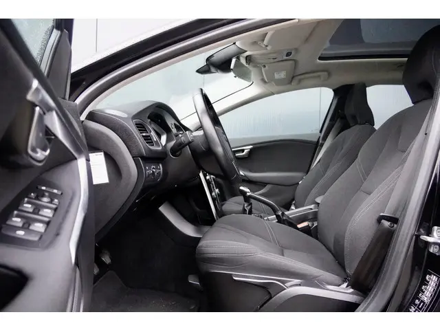 Volvo V40 2.0 T3 153 pk NORDIC BUSINESS 2018 Benzine 19