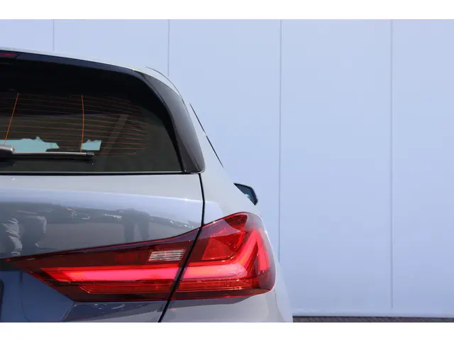 BMW 1 Serie 118i Business Edition 2022 Benzine 8