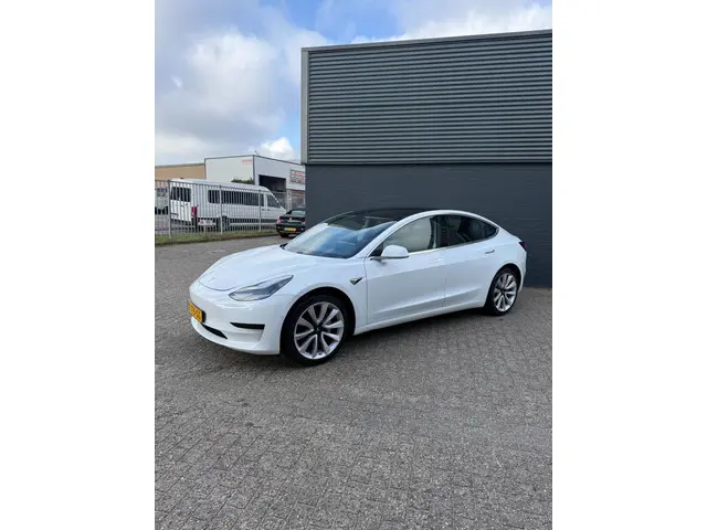 Tesla Model 3 2
