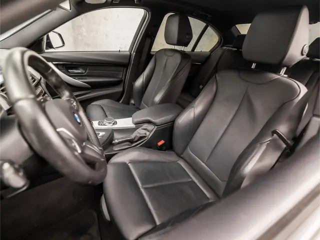 BMW 3 Serie 320i M Sport High Executive 2018 Benzine 17