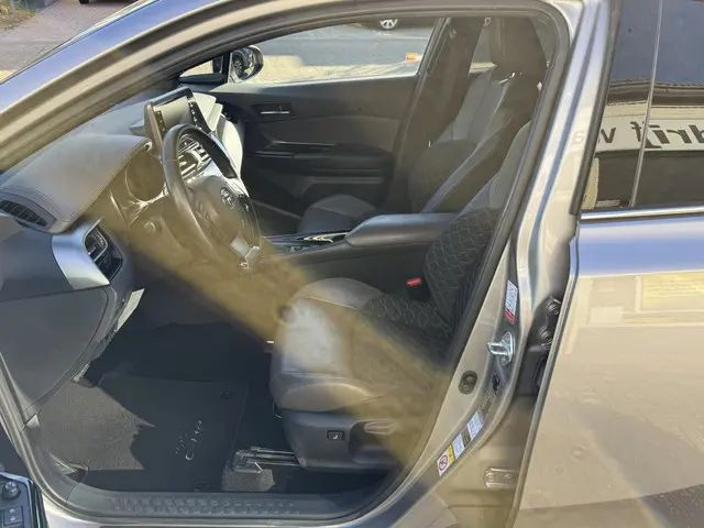 Toyota C-HR 1.8 Hybrid Executive 2020 Hybride Benzine 8
