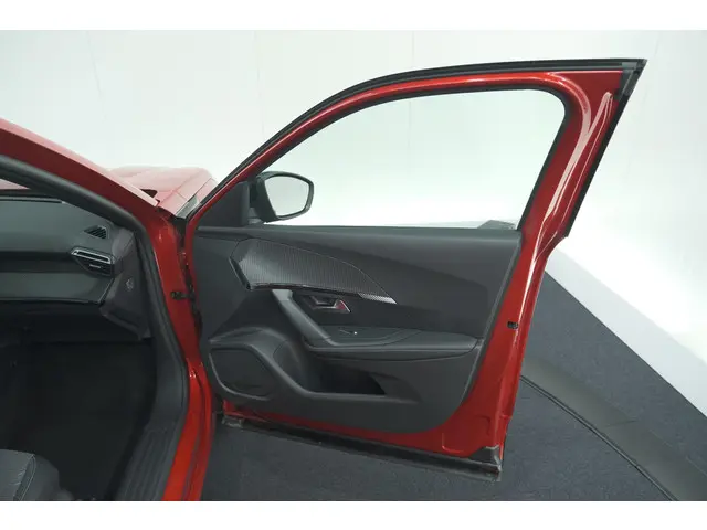 Peugeot 2008 1.2 Hybrid 145 Allure 2025 Hybride Benzine 70