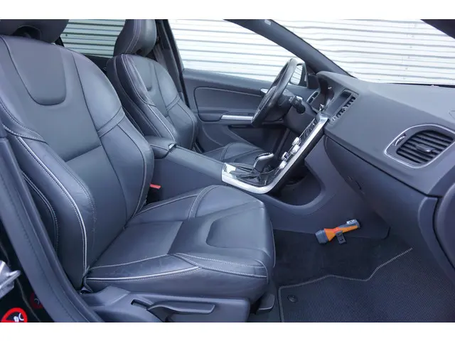 Volvo V60 2.0 D4 Business Sport - AUTOMAAT - 2019 Diesel 30