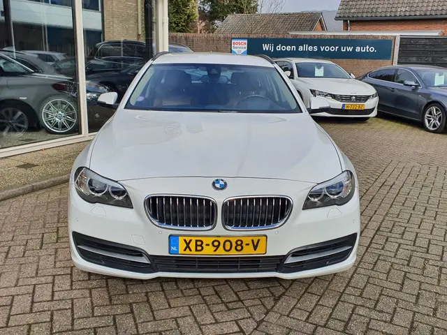 BMW 5 Serie Touring 528xi High Executive 2014 Benzine 2