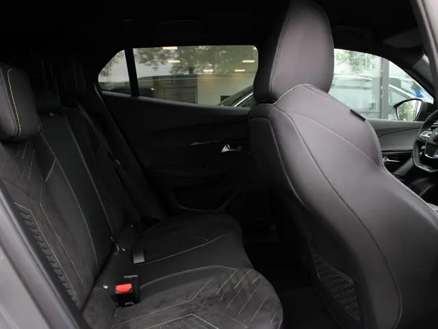 Peugeot 2008 1.2 Hybrid 145 GT 2026 Hybride Benzine 12