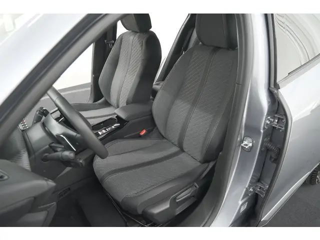 Peugeot 2008 1.2 Hybrid 145 Allure 2025 Hybride Benzine 28