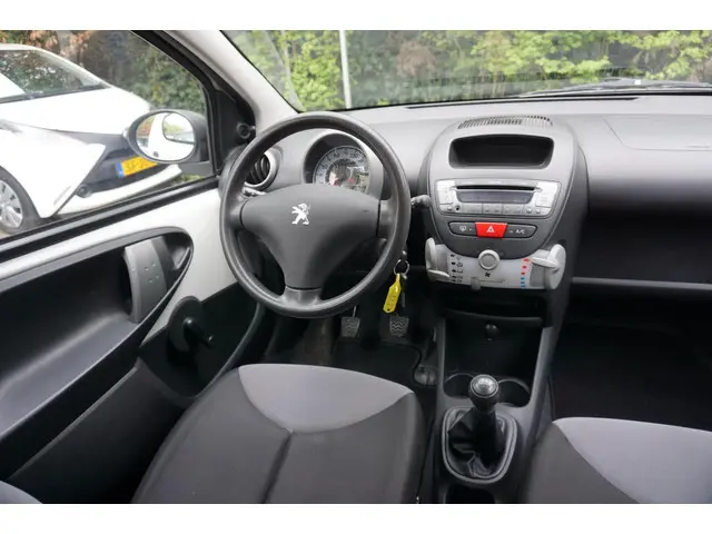 Peugeot 107 1.0 Access Accent / Airco / NAP / 2012 Benzine 17