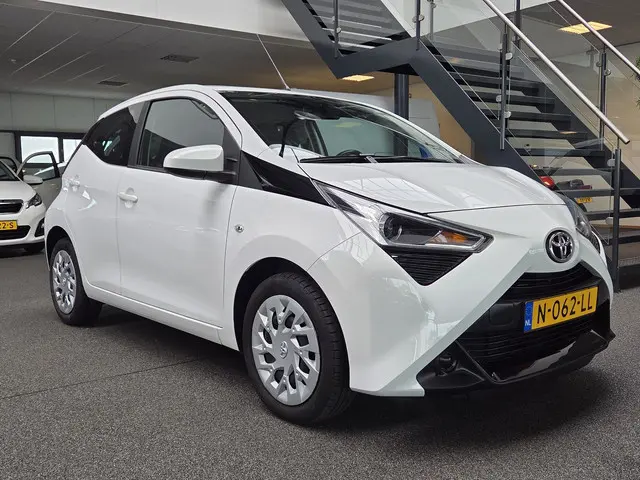 Toyota Aygo 1.0 VVT-i x-play 2021 Benzine 7