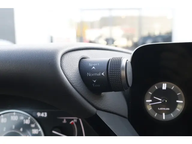 Lexus ES 300h President Line 2024 Hybride Benzine 26