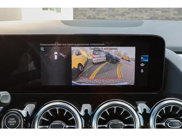 Mercedes-Benz GLA 250 e Style 2022 Hybride Benzine 33