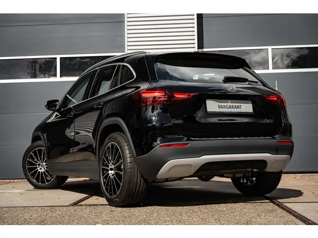 Mercedes-Benz GLA 180 Business Line 2023 Benzine 3