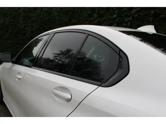 BMW 3 Serie 320i Executive Edition 2020 Benzine 9