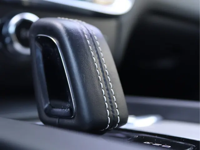 Volvo V60 2.0 B3 R-Design 2021 Benzine 70