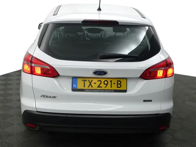 Ford Focus Wagon 1.0 Titanium Edition- 2015 Benzine 24