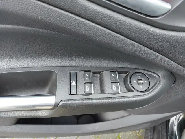 Ford C-MAX 2.0 Hybrid Titanium+ 2015 Hybride Benzine 24