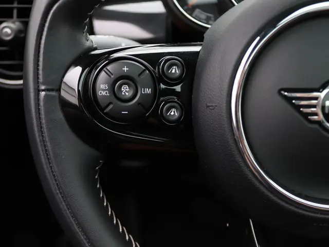 MINI 5-Deurs Cooper 60 Years Edition 2019 Benzine 17