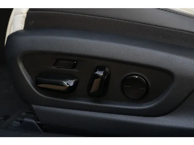 Lexus ES 300h President Line 2024 Hybride Benzine 14