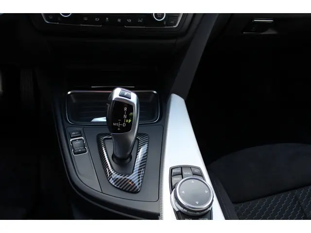 BMW 3 Serie 316i Executive 2015 Benzine 13