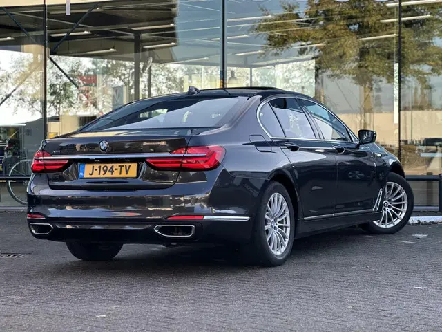 BMW 7 Serie 750i xDrive High Executive 2016 Benzine 14