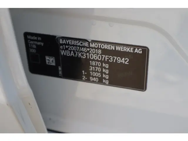 BMW 1 Serie 118i Executive Edition 2019 Benzine 16