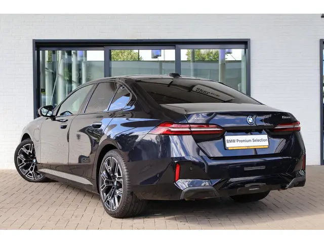 BMW 5 Serie Sedan 550e xDrive 2024 Hybride Benzine 2