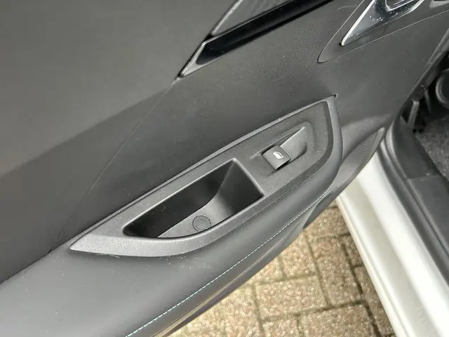 Peugeot 2008 1.2 Turbo 100 PK Allure Pack | 2021 Benzine 26