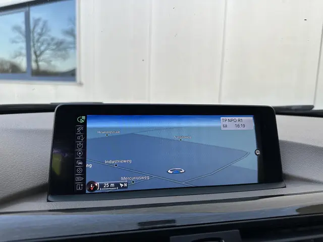 BMW 3 Serie 320i Executive 2013 Benzine 22