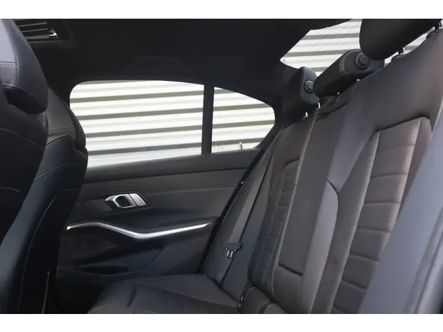 BMW 3 Serie 320e M-Sport 2022 Hybride Benzine 6