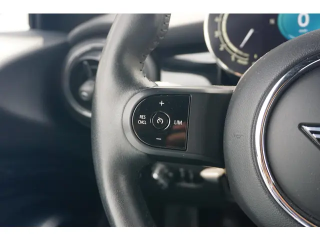 MINI 5-Deurs Cooper Classic 2021 Benzine 13