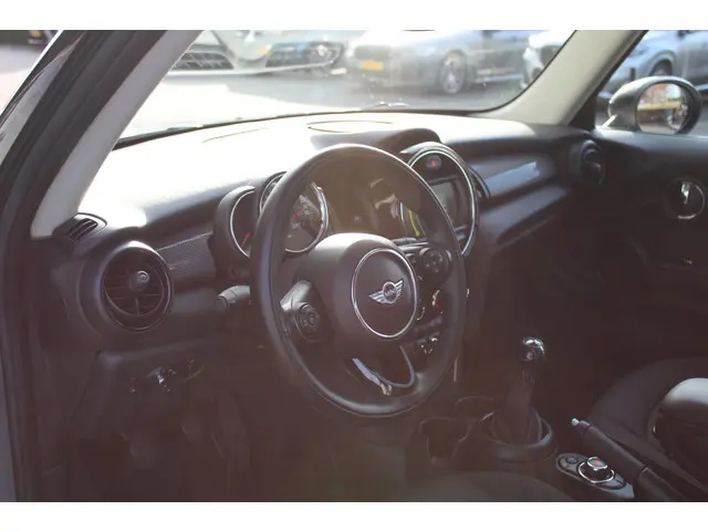 MINI Cooper Hatchback 2018 Benzine 3