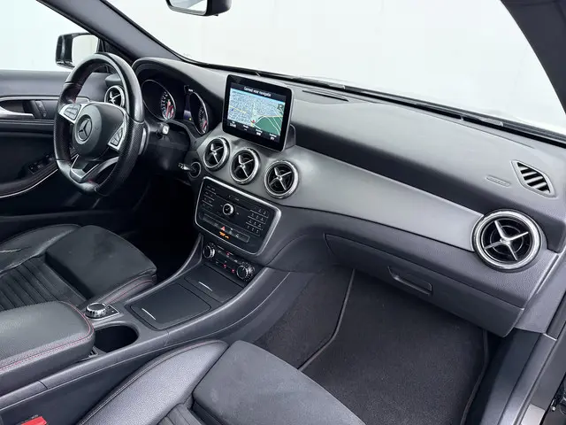Mercedes-Benz GLA 180 AMG line 2016 Benzine 33