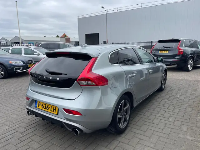Volvo V40 2.0 T3 R-Design 2015 Benzine 9