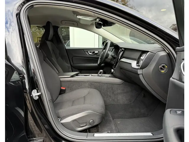 Volvo V60 2.0 B4 Momentum Bus. 2022 Benzine 35