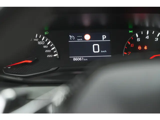 Peugeot 2008 PureTech 130 EAT8 Allure 2022 Benzine 38