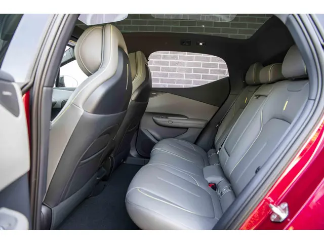 Lynk & Co 02 More 66 kWh 2026 Elektrisch 36