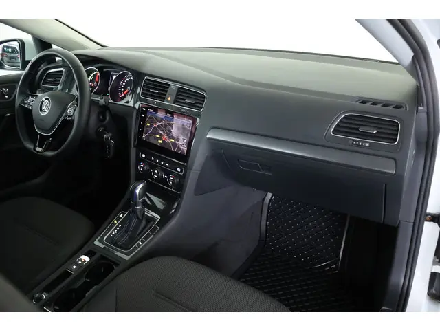 Volkswagen e-Golf 3