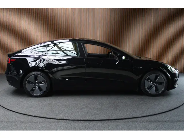 Tesla Model 3 RWD 2022 Elektrisch 6