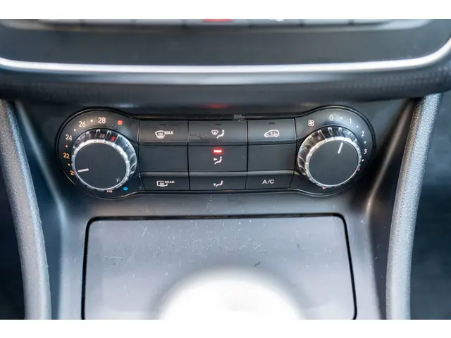 Mercedes-Benz A-Klasse 180 Prestige 2015 Benzine 35